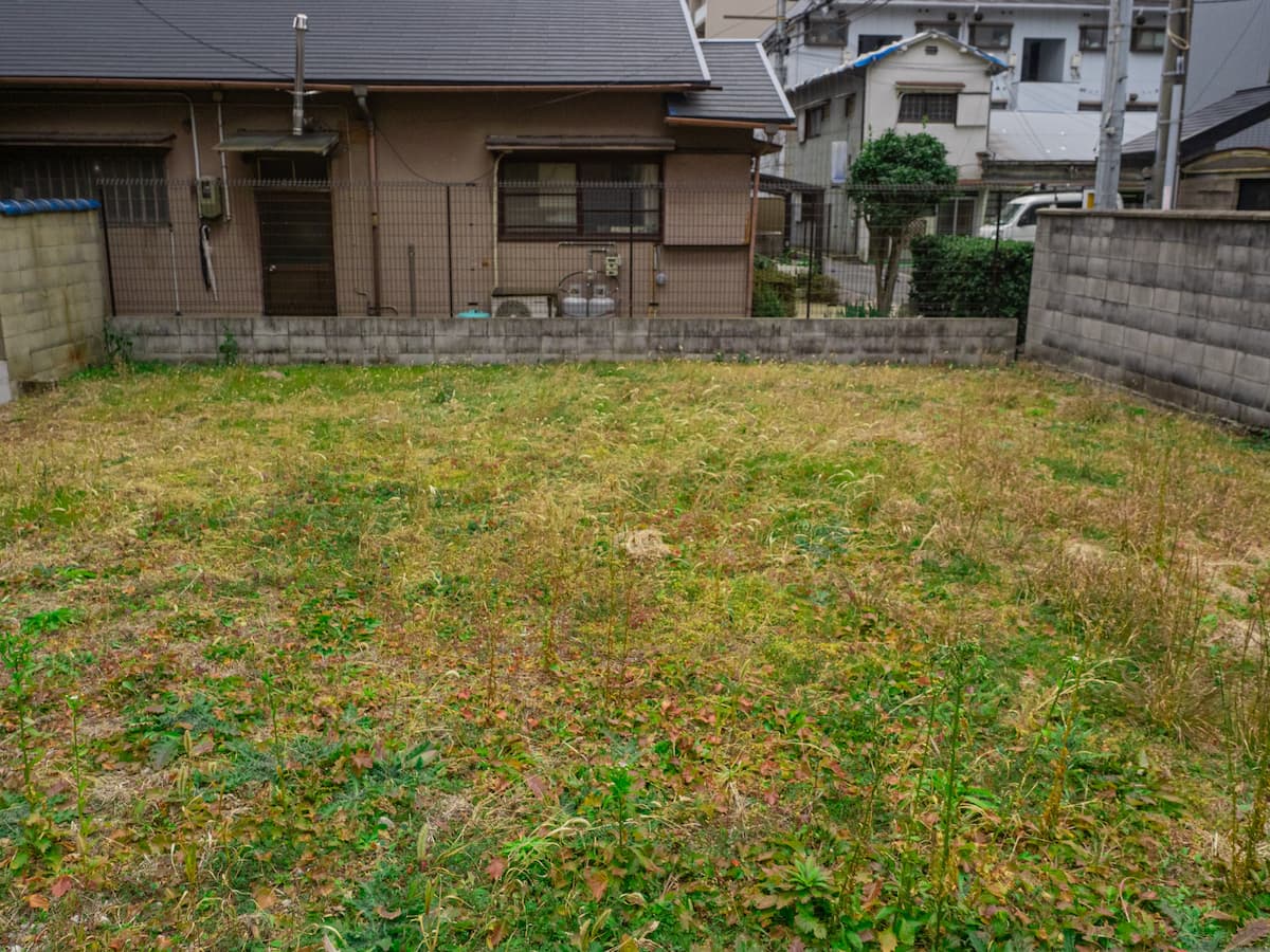 雑草が生い茂った相続した更地（空き地）。東濃エリアで活用方法を検討する土地のイメージ