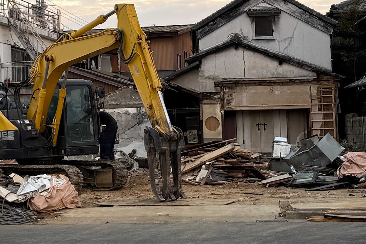 土岐市で木造住宅の解体工事を進める様子。重機で建物を取り壊している解体現場のイメージ