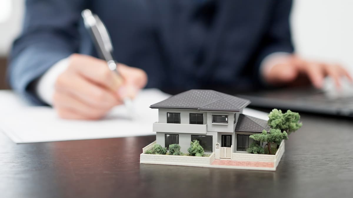 住宅ローンが残っている家の売却を検討する東濃エリアの戸建て住宅と売却のイメージ